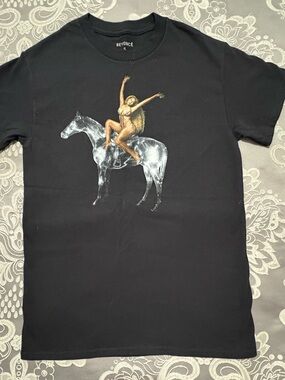 Beyoncé Black Graphic Tee with Horse & Gold Figure Size Small